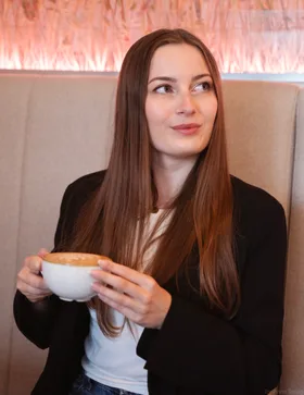 Marta Stelmasiak z filiżanką kawy